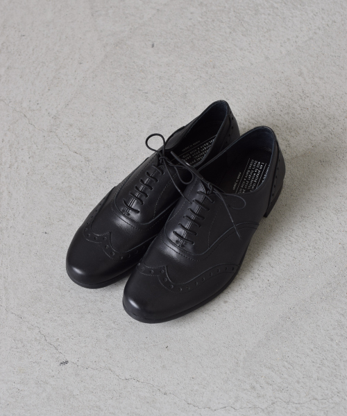 chausser(ショセ)の「「chausser/ショセ」ウィングチップレザーマニッシュシューズ(ブーツ・レディース・ホワイト/ブラック/ホワイト×ブラック/グレー・37/40/36/38/39)」の1枚目の写真