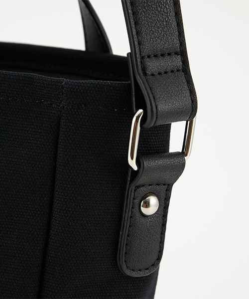 AZUL by moussy（アズールバイマウジー）の「合皮コンビキャンバスミニトートバッグ（ショルダーバッグ・レディース・ブラック/オフホワイト・FREE）」の13枚目の写真