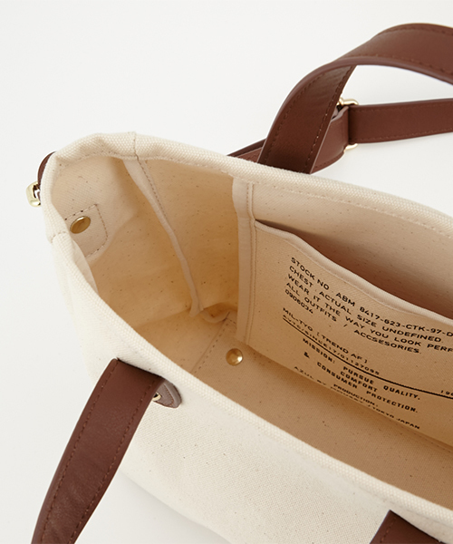 AZUL by moussy（アズールバイマウジー）の「合皮コンビキャンバスミニトートバッグ（ショルダーバッグ・レディース・ブラック/オフホワイト・FREE）」の3枚目の写真