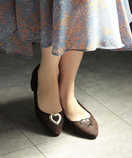 SESTO(セスト)の「ハートモチーフのほっそりトゥローヒールパンプス/チャンキーヒールパンプス(パンプス)」|ダークブラウン