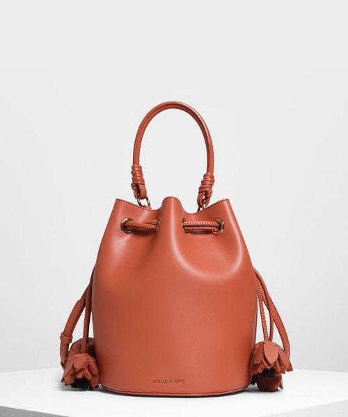 CHARLES & KEITH(チャールズ & キース)の「フローラルタッセルドローストリングバックルバッグ / FLORAL TASSEL DRAWSTRING BUCKET BAG(ハンドバッグ・レディース・ブラック/ブラウン/オレンジ・L)」の1枚目の写真
