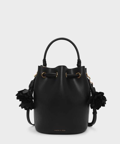 CHARLES & KEITH(チャールズ & キース)の「フローラルタッセルドローストリングバックルバッグ / FLORAL TASSEL DRAWSTRING BUCKET BAG(ハンドバッグ・レディース・ブラック/ブラウン/オレンジ・L)」の2枚目の写真