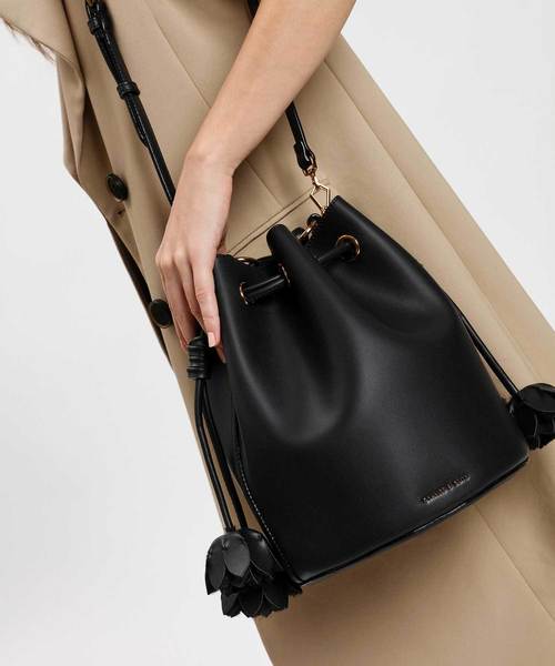 CHARLES & KEITH(チャールズ & キース)の「フローラルタッセルドローストリングバックルバッグ / FLORAL TASSEL DRAWSTRING BUCKET BAG(ハンドバッグ・レディース・ブラック/ブラウン/オレンジ・L)」の4枚目の写真