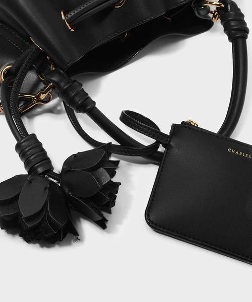 CHARLES & KEITH(チャールズ & キース)の「フローラルタッセルドローストリングバックルバッグ / FLORAL TASSEL DRAWSTRING BUCKET BAG(ハンドバッグ・レディース・ブラック/ブラウン/オレンジ・L)」の5枚目の写真