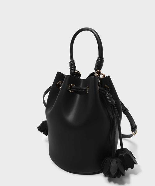 CHARLES & KEITH(チャールズ & キース)の「フローラルタッセルドローストリングバックルバッグ / FLORAL TASSEL DRAWSTRING BUCKET BAG(ハンドバッグ・レディース・ブラック/ブラウン/オレンジ・L)」の6枚目の写真