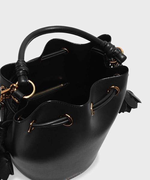 CHARLES & KEITH(チャールズ & キース)の「フローラルタッセルドローストリングバックルバッグ / FLORAL TASSEL DRAWSTRING BUCKET BAG(ハンドバッグ・レディース・ブラック/ブラウン/オレンジ・L)」の7枚目の写真