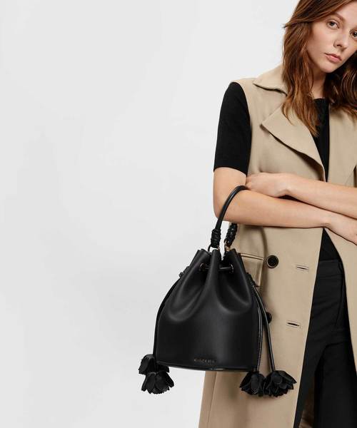 CHARLES & KEITH(チャールズ & キース)の「フローラルタッセルドローストリングバックルバッグ / FLORAL TASSEL DRAWSTRING BUCKET BAG(ハンドバッグ・レディース・ブラック/ブラウン/オレンジ・L)」の8枚目の写真