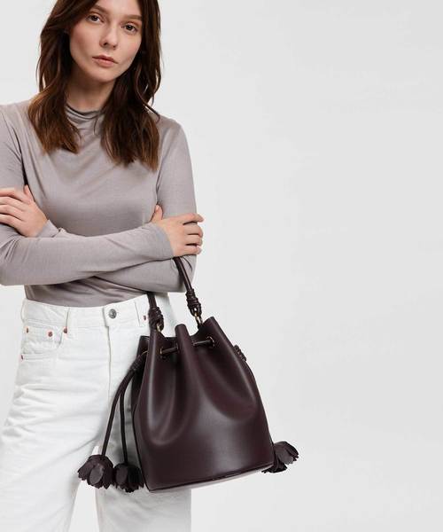 CHARLES & KEITH(チャールズ & キース)の「フローラルタッセルドローストリングバックルバッグ / FLORAL TASSEL DRAWSTRING BUCKET BAG(ハンドバッグ・レディース・ブラック/ブラウン/オレンジ・L)」の9枚目の写真