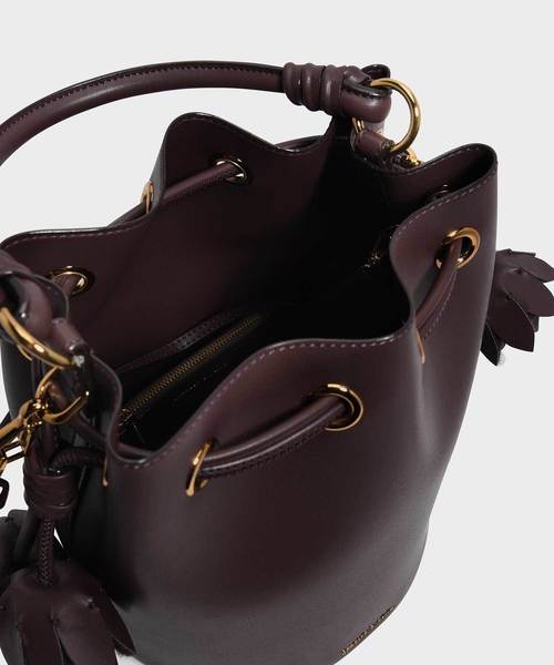 CHARLES & KEITH(チャールズ & キース)の「フローラルタッセルドローストリングバックルバッグ / FLORAL TASSEL DRAWSTRING BUCKET BAG(ハンドバッグ・レディース・ブラック/ブラウン/オレンジ・L)」の12枚目の写真