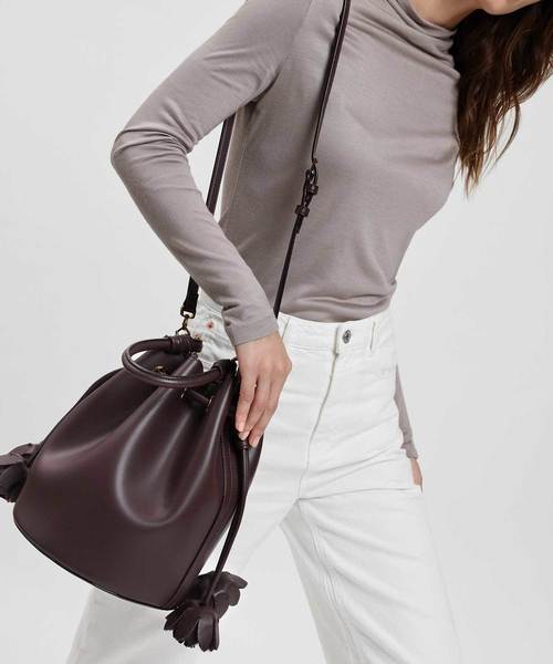 CHARLES & KEITH(チャールズ & キース)の「フローラルタッセルドローストリングバックルバッグ / FLORAL TASSEL DRAWSTRING BUCKET BAG(ハンドバッグ・レディース・ブラック/ブラウン/オレンジ・L)」の13枚目の写真