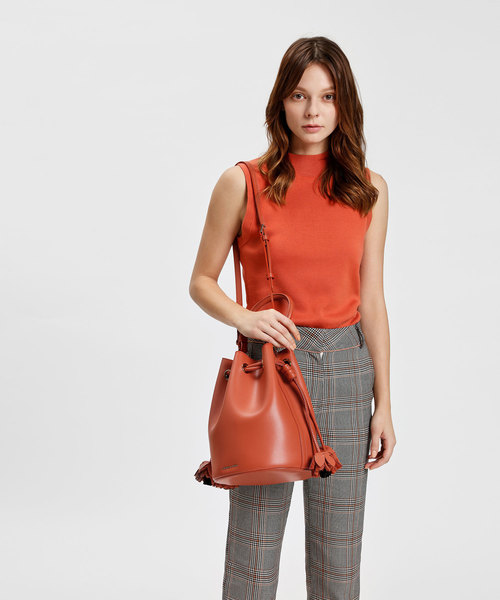 CHARLES & KEITH(チャールズ & キース)の「フローラルタッセルドローストリングバックルバッグ / FLORAL TASSEL DRAWSTRING BUCKET BAG(ハンドバッグ・レディース・ブラック/ブラウン/オレンジ・L)」の14枚目の写真