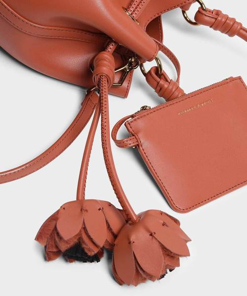 CHARLES & KEITH(チャールズ & キース)の「フローラルタッセルドローストリングバックルバッグ / FLORAL TASSEL DRAWSTRING BUCKET BAG(ハンドバッグ・レディース・ブラック/ブラウン/オレンジ・L)」の15枚目の写真