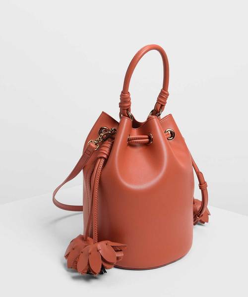 CHARLES & KEITH(チャールズ & キース)の「フローラルタッセルドローストリングバックルバッグ / FLORAL TASSEL DRAWSTRING BUCKET BAG(ハンドバッグ・レディース・ブラック/ブラウン/オレンジ・L)」の16枚目の写真