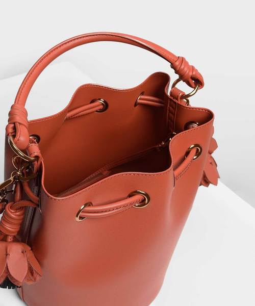 CHARLES & KEITH(チャールズ & キース)の「フローラルタッセルドローストリングバックルバッグ / FLORAL TASSEL DRAWSTRING BUCKET BAG(ハンドバッグ・レディース・ブラック/ブラウン/オレンジ・L)」の17枚目の写真