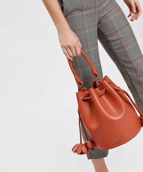 CHARLES & KEITH(チャールズ & キース)の「フローラルタッセルドローストリングバックルバッグ / FLORAL TASSEL DRAWSTRING BUCKET BAG(ハンドバッグ・レディース・ブラック/ブラウン/オレンジ・L)」の18枚目の写真