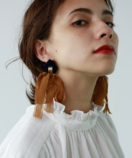 marjour（マージュール）の「CHIFFON RIBON PIERCE/EARRING（ピアス（両耳用）・レディース・ブラウン/キャメル/ブラウン系その他/イエロー系その他・ﾌﾘ-）」の3枚目の写真