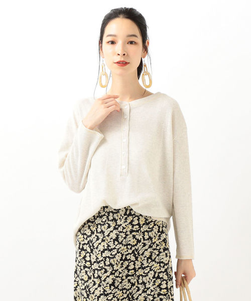 SHIPS(シップス)の「PrimaryNavyLabel:コットンワッフルヘンリーネック(Tシャツ/カットソー・レディース・ライトグレー/ベージュ・38/36)」の2枚目の写真
