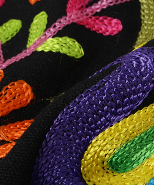 Amina（アミナ）の「【チャイハネ】カシミール刺繍　クッションカバー（クッション/クッションカバー・レディース・ブラック/ブルー/パープル/レッド/ホワイト/イエロー・FREE）」の7枚目の写真