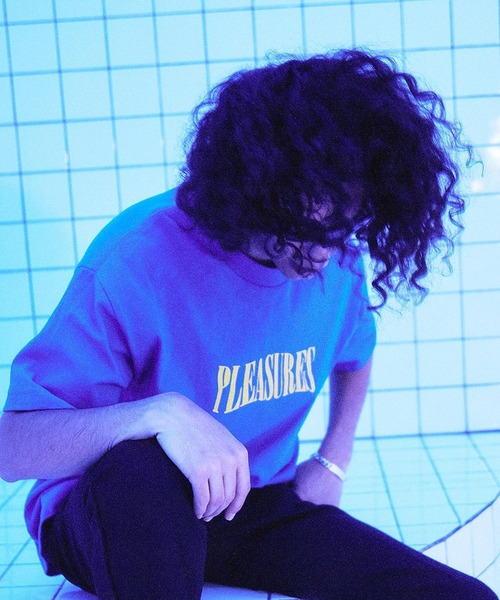PLEASURES（プレジャー）の「PLEASURES/プレジャーズ PARTY LOGO T-SHIRT ビッグシルエット（Tシャツ/カットソー・メンズ・ブラック/クリーム/ロイヤルブルー/コーラルピンク・M/L/XL）」の4枚目の写真