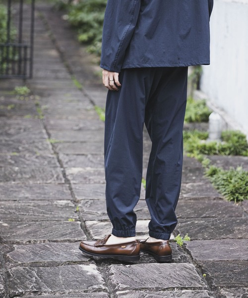 URBAN RESEARCH（アーバンリサーチ）の「タスランナイロンリラックスジョガーパンツ（その他パンツ・メンズ・ベージュ/グレー系その他/ブルー系その他・MEDIUM/LARGE）」の4枚目の写真