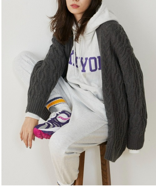 Auntie Rosa Holiday（アンティローザホリデー）の「ケーブルニットVカーデ（カーディガン/ボレロ・レディース・パープル/チャコールグレー/イエロー/アイボリー・FREE）」の2枚目の写真