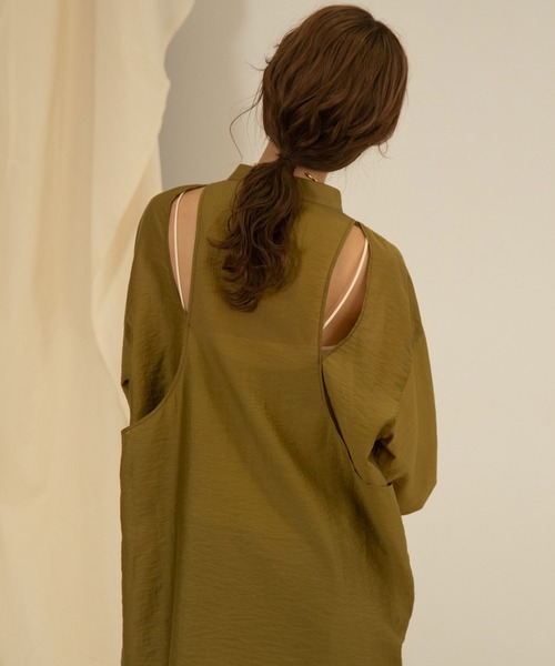 Amiur(エミレ)の「back open design shirt(シャツ/ブラウス・レディース・ブラック/ブラウン/オリーブ・FREE)」の3枚目の写真