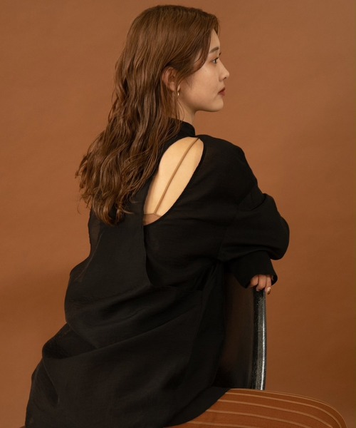 Amiur(エミレ)の「back open design shirt(シャツ/ブラウス・レディース・ブラック/ブラウン/オリーブ・FREE)」の4枚目の写真