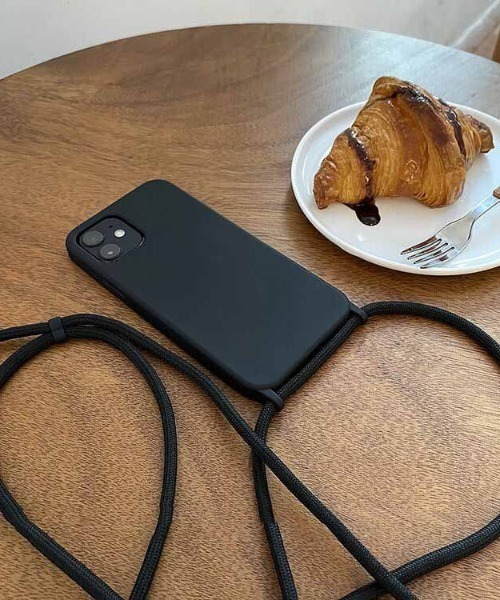 MANGROVE（マングローブ）の「プレーンマットiPhoneショルダーストラップケース（スマホケース/カバー・レディース・ブラック・A/C/E/H/D/G/I）」の2枚目の写真