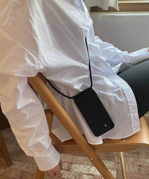 MANGROVE（マングローブ）の「プレーンマットiPhoneショルダーストラップケース（スマホケース/カバー・レディース・ブラック・A/C/E/H/D/G/I）」の4枚目の写真