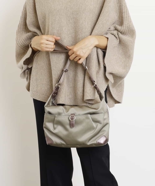 MK MICHEL KLEIN(エムケーミッシェルクラン)の「【撥水】バックルデザインショルダーバッグ(ショルダーバッグ・レディース・ピンク/チャコールグレー/ライトグレー・00)」の1枚目の写真