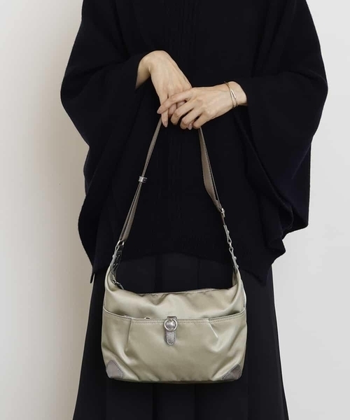 MK MICHEL KLEIN(エムケーミッシェルクラン)の「【撥水】バックルデザインショルダーバッグ(ショルダーバッグ・レディース・ピンク/チャコールグレー/ライトグレー・00)」の2枚目の写真