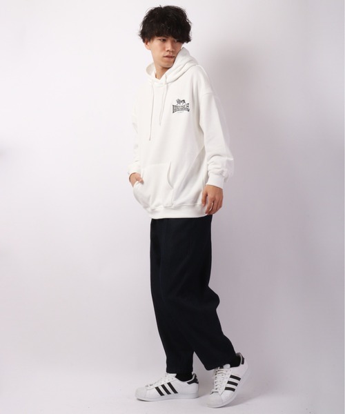 LONSDALE(ロンズデール)の「LONSDALE 裏毛オーバーサイズ スウェット パーカー(パーカー・メンズ・ブラック/ホワイト・LL/M/L)」の4枚目の写真