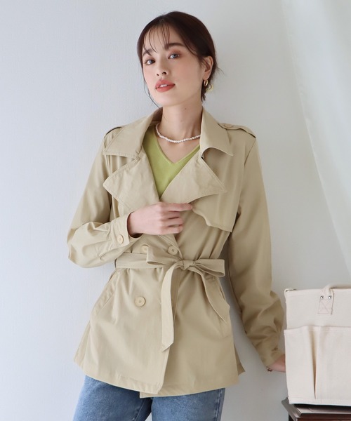 BLUEEAST（ブルーイースト）の「ショート丈トレンチコート ライトアウター（トレンチコート・レディース・ブラック/ベージュ/アイボリー・MEDIUM）」の3枚目の写真