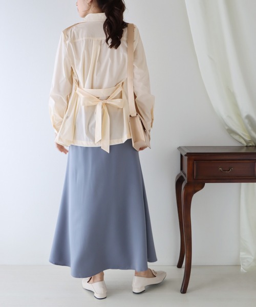 BLUEEAST（ブルーイースト）の「ショート丈トレンチコート ライトアウター（トレンチコート・レディース・ブラック/ベージュ/アイボリー・MEDIUM）」の4枚目の写真