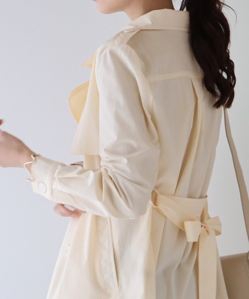 BLUEEAST（ブルーイースト）の「ショート丈トレンチコート ライトアウター（トレンチコート・レディース・ブラック/ベージュ/アイボリー・MEDIUM）」の10枚目の写真