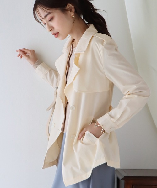 BLUEEAST（ブルーイースト）の「ショート丈トレンチコート ライトアウター（トレンチコート・レディース・ブラック/ベージュ/アイボリー・MEDIUM）」の11枚目の写真