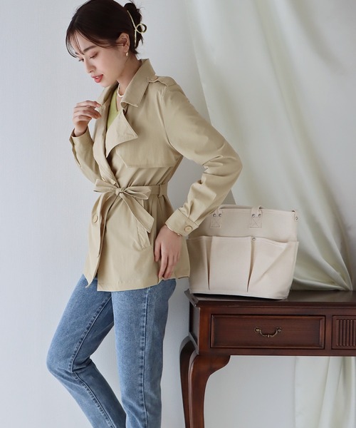 BLUEEAST（ブルーイースト）の「ショート丈トレンチコート ライトアウター（トレンチコート・レディース・ブラック/ベージュ/アイボリー・MEDIUM）」の18枚目の写真