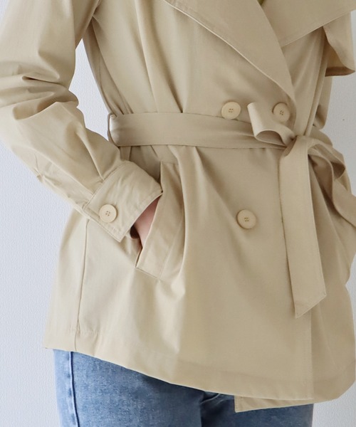 BLUEEAST（ブルーイースト）の「ショート丈トレンチコート ライトアウター（トレンチコート・レディース・ブラック/ベージュ/アイボリー・MEDIUM）」の20枚目の写真