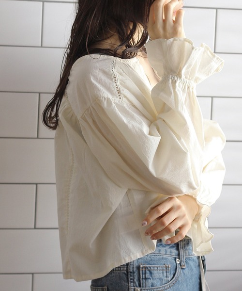 Crisp(クリスプ)の「ギャザーショートブラウス(シャツ/ブラウス・レディース・ホワイト/ブラック・FREE)」の13枚目の写真