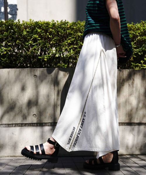 AVIREX（アヴィレックス）の「FADE WASH SKIRT/ フェイドウォッシュスカート（スカート・レディース・オフホワイト/オリーブ・FREE）」の2枚目の写真