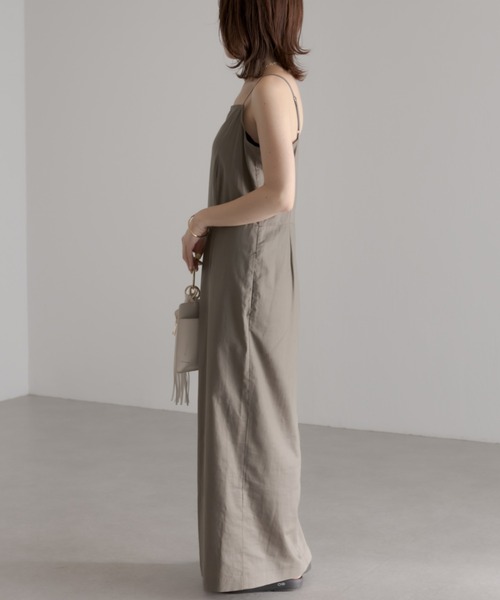 COLLAGE GALLARDAGALANTE（コラージュガリャルダガランテ）の「縦ラインが際立つ/Iラインキャミワンピース（ワンピース・レディース・ブラック/カーキ・FREE）」の4枚目の写真