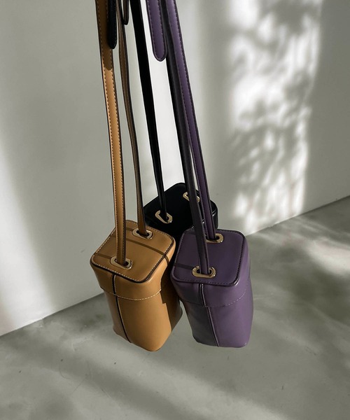 CAPRICIEUX LE'MAGE（カプリシューレマージュ）の「スクエアショルダーバッグ（ショルダーバッグ・レディース・ブラック/パープル/キャメル・FREE）」の4枚目の写真