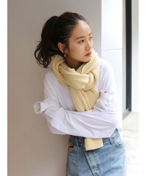 Ungrid(アングリッド)の「リブボリュームマフラー(マフラー・レディース・イエロー/アイボリー/チャコールグレー・FREE)」の7枚目の写真