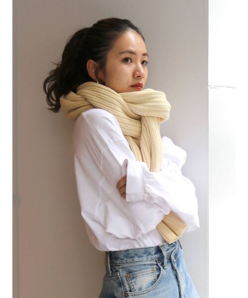 Ungrid(アングリッド)の「リブボリュームマフラー(マフラー・レディース・イエロー/アイボリー/チャコールグレー・FREE)」の8枚目の写真