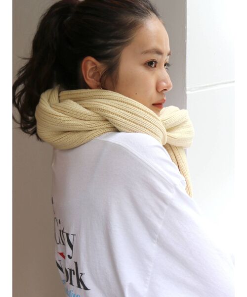 Ungrid(アングリッド)の「リブボリュームマフラー(マフラー・レディース・イエロー/アイボリー/チャコールグレー・FREE)」の9枚目の写真