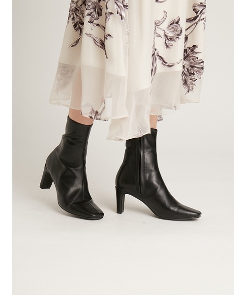 SNIDEL(スナイデル)の「アンクルブーツ(ブーツ・レディース・ブラック/ライトグレー・SMALL/MEDIUM/LARGE)」の4枚目の写真