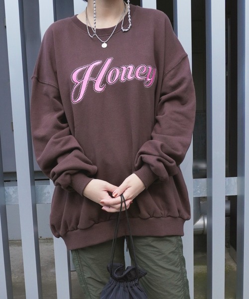 ARCHIVER（アーカイバ）の「【Bz】Honey刺繍裏毛ユニセックスBIGプルオーバー(RZ)（スウェット・レディース・ブラウン/ピンク/ブラック/グレー/オフホワイト・FREE）」の4枚目の写真