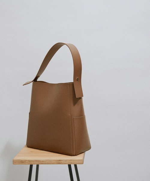 SALON adam et rope'（サロン アダム エ ロペ）の「[ご好評につき新色追加]ダブルポケットワンハンドルバッグ（トートバッグ・レディース・ブラック/グレー/オフホワイト/ダークブラウン/シルバー系その他・FREE）」の5枚目の写真