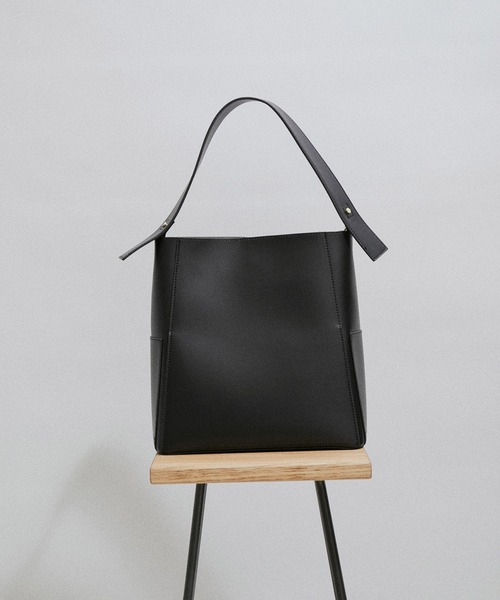 SALON adam et rope'（サロン アダム エ ロペ）の「[ご好評につき新色追加]ダブルポケットワンハンドルバッグ（トートバッグ・レディース・ブラック/グレー/オフホワイト/ダークブラウン/シルバー系その他・FREE）」の3枚目の写真