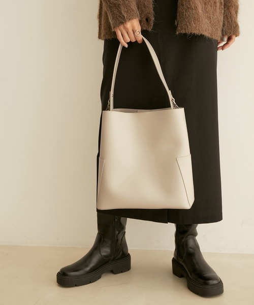 SALON adam et rope'（サロン アダム エ ロペ）の「[ご好評につき新色追加]ダブルポケットワンハンドルバッグ（トートバッグ・レディース・ブラック/グレー/オフホワイト/ダークブラウン/シルバー系その他・FREE）」の7枚目の写真